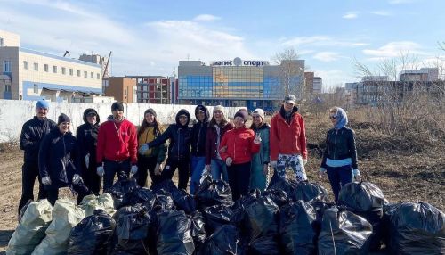 Барнаульцы убрали мусор на участке между ТРЦ Европа и Магис-спорт