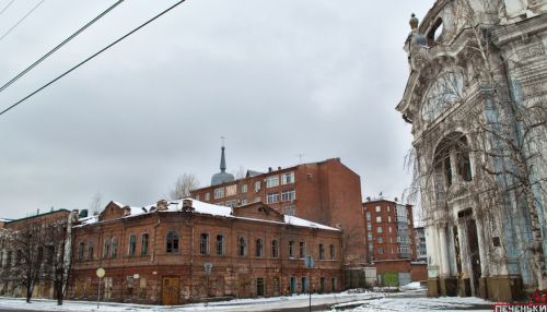 В исторической части Бийска загорелся торговый дом купца Хакина