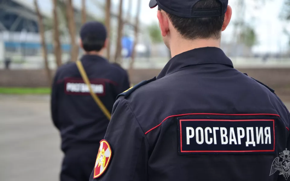 В Новоалтайске росгвардейцы скрутили пенсионера на пороге школы