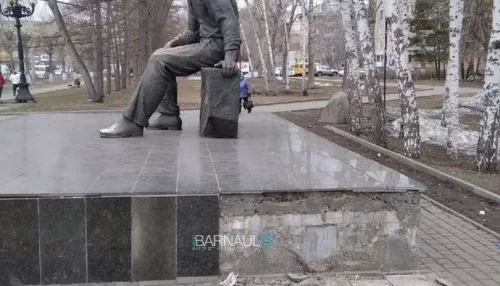 Барнаульцы пожаловались на запустение памятника Шукшину