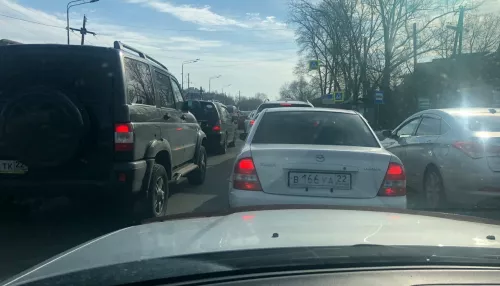 Утром в Барнауле автомобили встали в трехкилометровой пробке