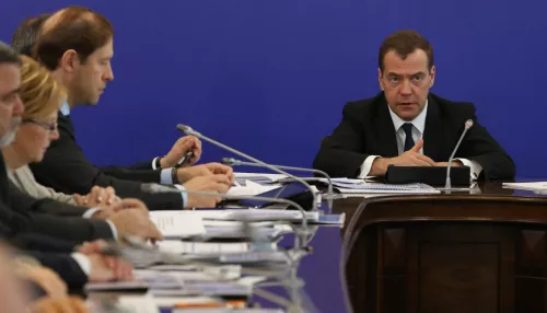Медведев заявил, что западные компании хотят вернуться в Россию, но их давят