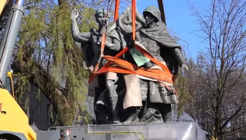 В Польше снесли памятник советско-польскому братству по оружию