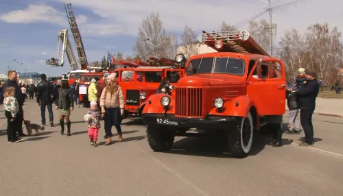 Барнаульцы смогли побывать в роли пожарных-спасателей