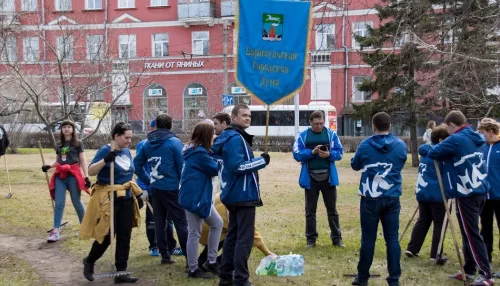 Первые лица региона высадили ели на Мемориале Славы в Барнауле