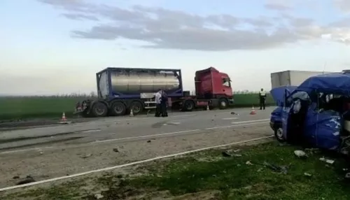 Пять детей погибли при столкновении грузовика с микроавтобусом в Ставрополье