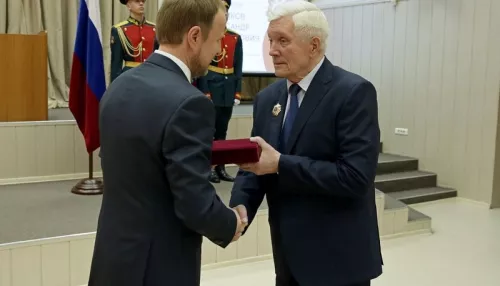 Томенко вручил награду бывшему губернатору Алтайского края