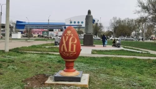 В Рубцовске на перекрестке установили огромное пасхальное яйцо