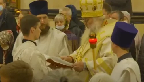 Алтайский митрополит провел пасхальную службу в Дмитриевском храме