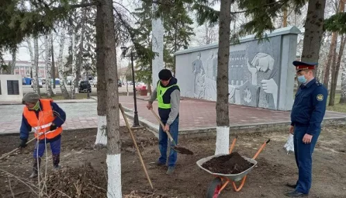 Осужденные привели в порядок мемориалы и памятники Алтайского края