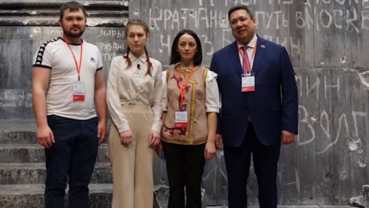 Диана Гурцкая, сенатор Полетаев и победители патриотического конкурса исполнили песню «Тальяночка»