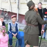 Вокальные бригады поздравили ветеранов Барнаула у них во дворах