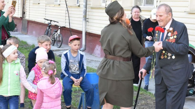 Бригады артистов поздравили ветеранов с Днем Победы Фото:barnaul.org