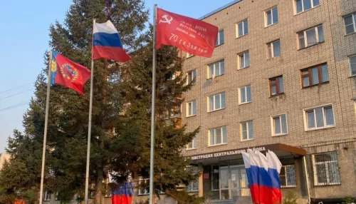 На административные здания Барнаула водрузили копии Знамени Победы