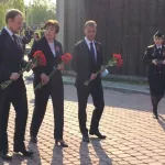 Руководители Алтайского края и Барнаула возложили цветы на мемориале Славы