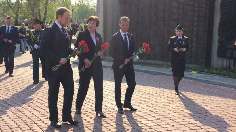 Возложение цветов. Мемориал в Барнауле Фото:Виталий Барабаш