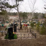 Огромная пробка собралась у Новомихайловского кладбища в Барнауле