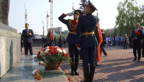 Жители Барнаула пришли с цветами на мемориал Славы 9 Мая