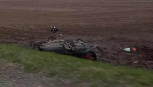 Иномарка легла на крышу рядом с местом смертельного ДТП в Калманском районе