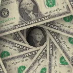 Эксперт рассказал, что ждет курс доллара на фоне санкций к России