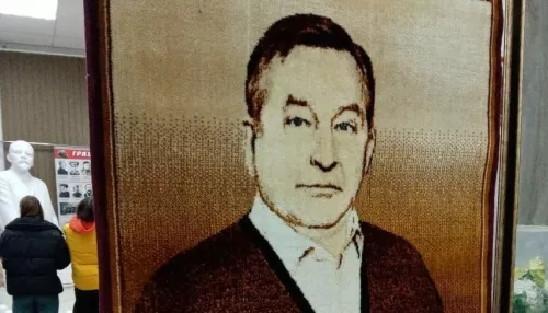В Тюменцевском музее вывесили ковер с портретом Александра Карлина