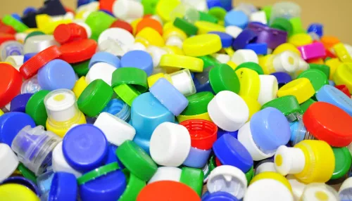В Минприроде предложили запретить в России цветной пластик