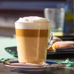 Диетолог рассказала о последствиях отказа от кофе с молоком