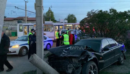 В Барнауле пьяный водитель уходил от погони и вписался в столб