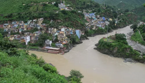 96 тел умерших от коронавируса выловили из реки Ганг в Индии