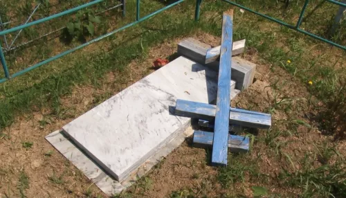 Вандалы разрушили более 60 надгробий на кладбище в Алтайском крае