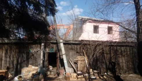 Барнаульцы пожаловались, что застройщик пытается снести дом с людьми