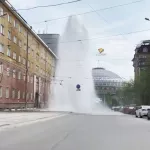 Фонтан высотой несколько метров забил в центре Новосибирска
