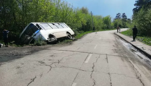 Под Новосибирском перевернулся автобус из-за детей на самокатах