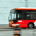 Автобус и легковой автомобиль в Барнауле столкнулись в лобовом ДТП