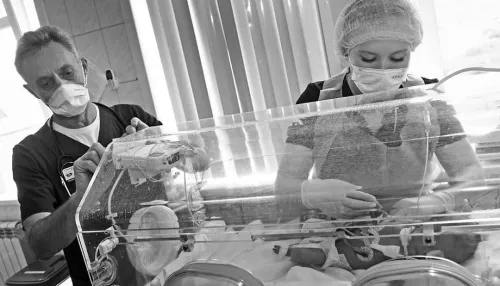 Алтайские врачи спасли младенца, рожденного с кишечником наружу