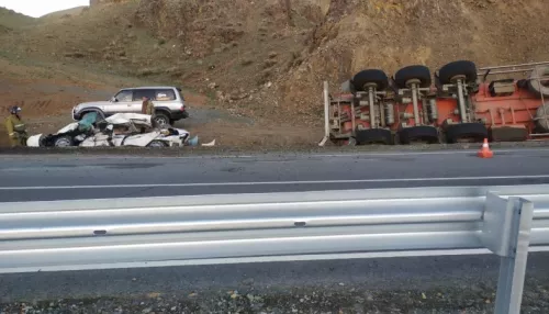 Пошел на обгон: грузовик смял легковушку на Чуйском тракте