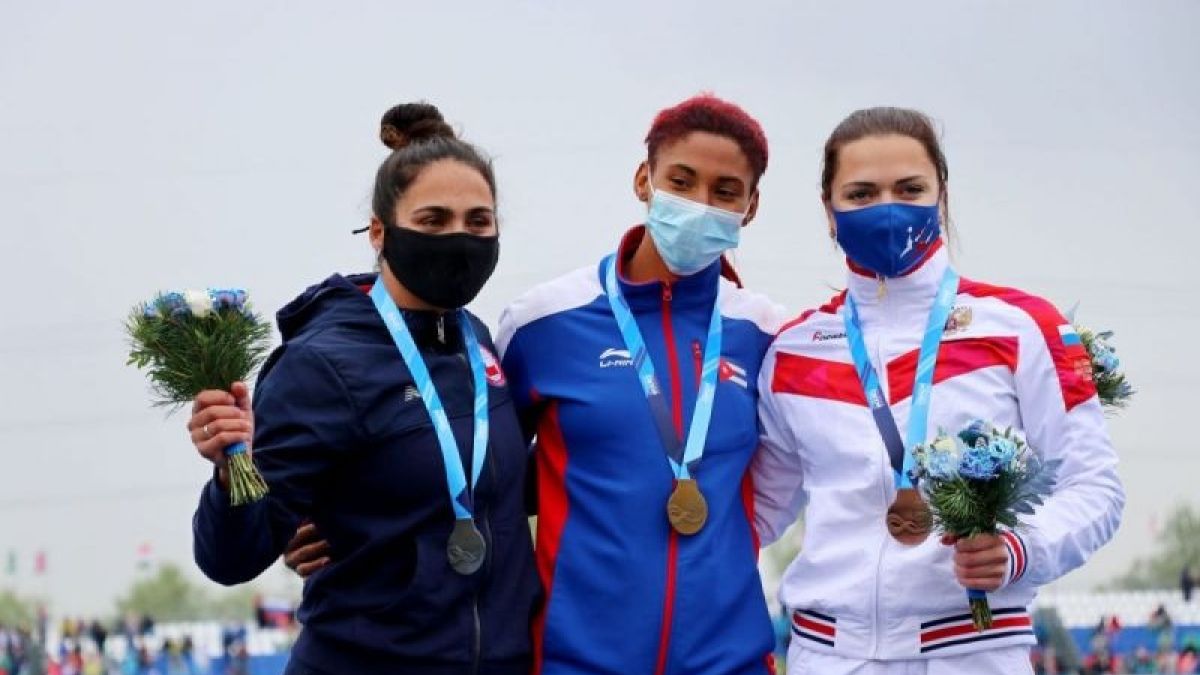 Церемония награждения после гонки каноэ-одиночек на дистанции 200 метров, слева-направо Мария Майярд (Чили), Ярислейдис Сирило (Куба), Ирина Андреева (Россия)