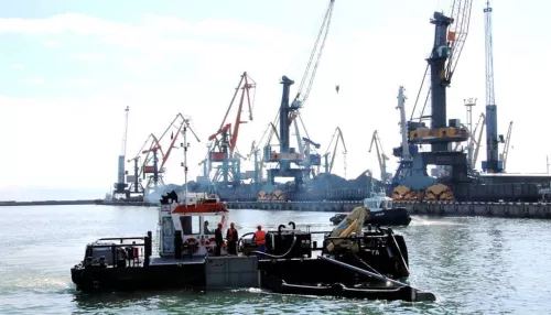 В Туапсе выясняют, почему Черное море почернело от нефти