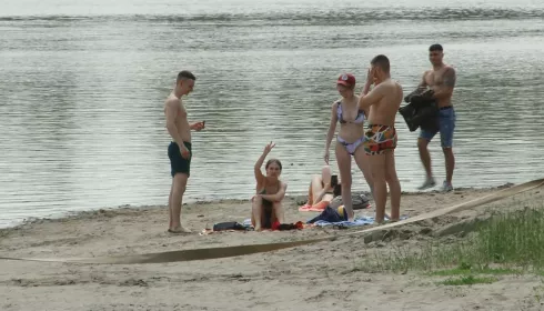 Барнаульцы с приходом жары потянулись на опасные дикие пляжи