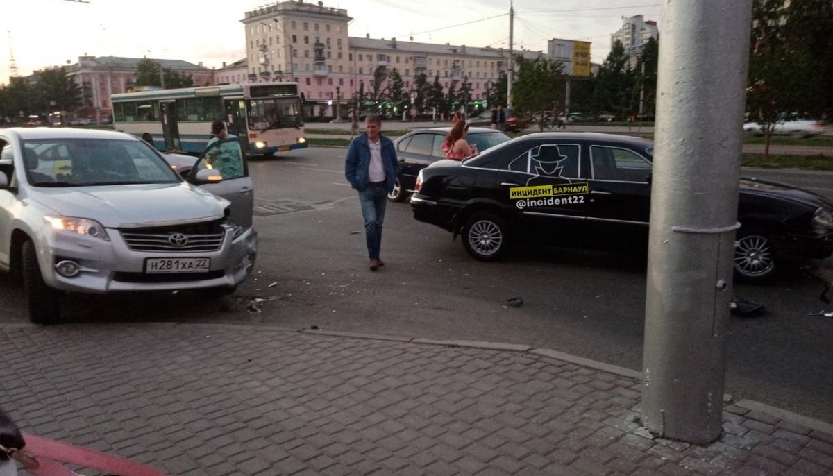 Дтп пермь сегодня цум. Машина 3. аварии в барнауле май. машину победу толкают возле цума.