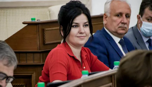 Кандидат в Госдуму Прусакова потребовала отвезти ее в полицейский участок
