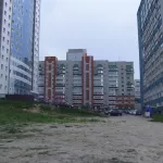 В Барнауле жители домов на Гущина забросали яйцами строителей