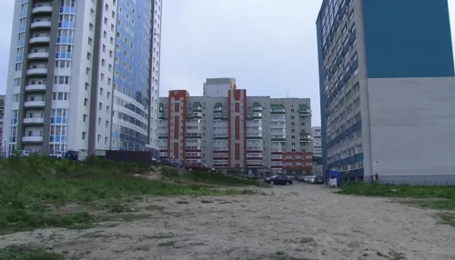 В Барнауле жители домов на Гущина забросали яйцами строителей
