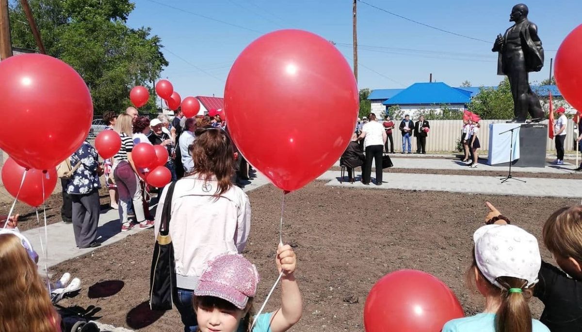 Мамонтово алтайский край барнаул. Масленица Алтайский край село Мамонтово 60 годы фото. Новости Алтайский край новогоскйй открытие памятника.