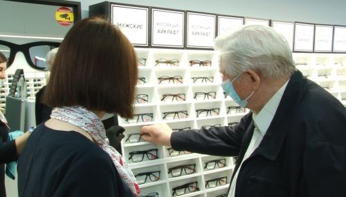 Алтайским ветеранам проверили зрение, подарили очки и показали фильм