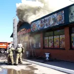 Пожарные локализовали крупное возгорание на рынке Барнаула