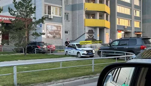 Соцсети: в Барнауле брошенная с балкона 15-этажки бутылка попала в ребенка