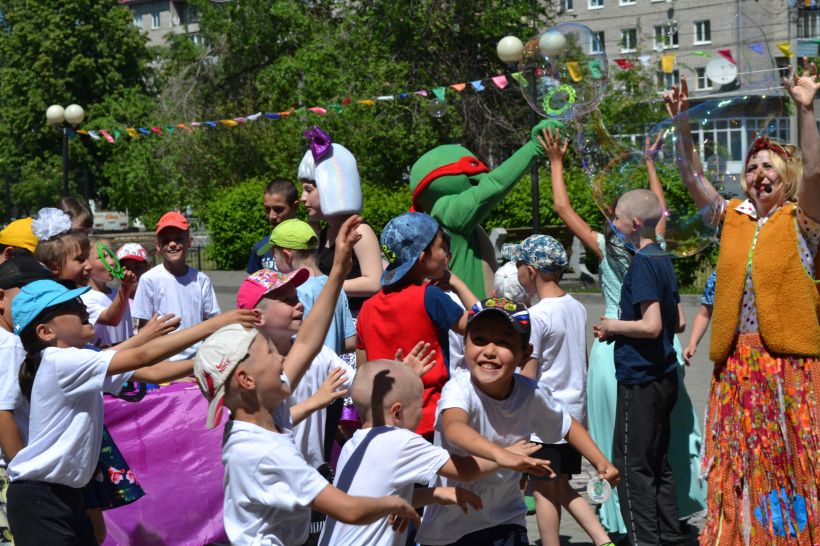 Россельхозбанк на Алтае подарил праздник детям 1 июня Фото:Виталий Барабаш