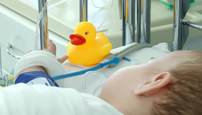 Восьмимесячного мальчика с ковидом на вертолете экстренно доставили в Барнаул