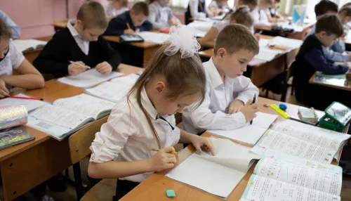 С 16 августа в России родители школьников начнут получать по 10 тысяч рублей